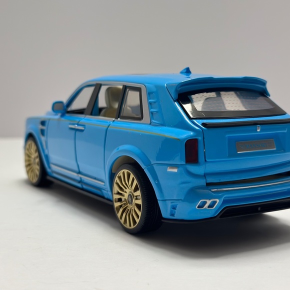 1:24 Rolls-Royce Cullinan Mansory Diecast LED HEADLIGHT & TAILLIGHT Blue Diecast - Picture 3 of 9